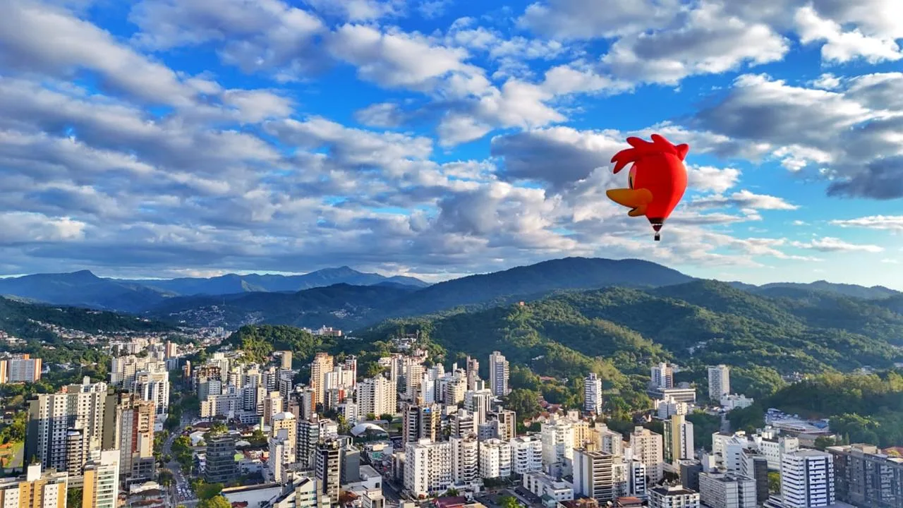 Balão sobrevoando a cidade